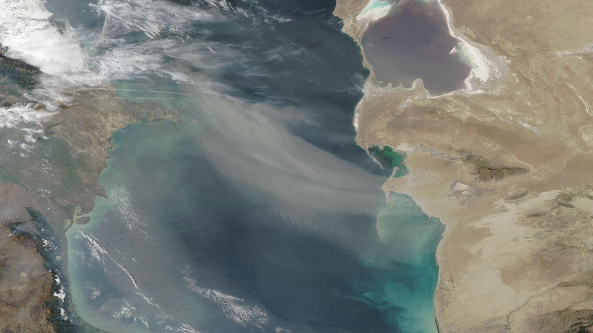 NASA показало пылевую бурю над Каспием: что видно на снимке спутника Aqua