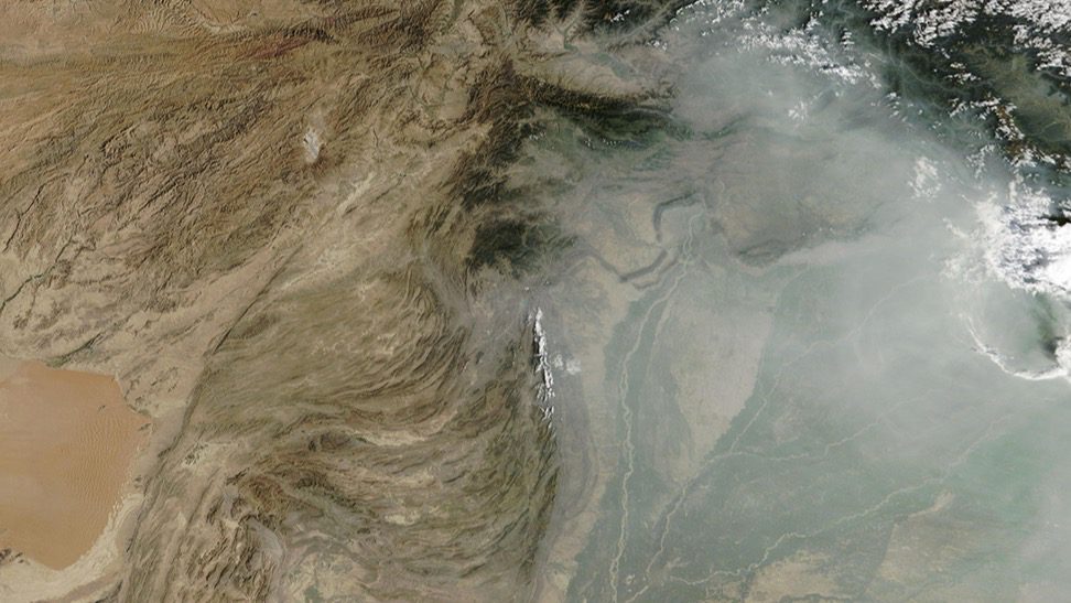 NASA Пәкістан үстіндегі қою тұманды көрсетті: ластану неге жерге жақын қалды