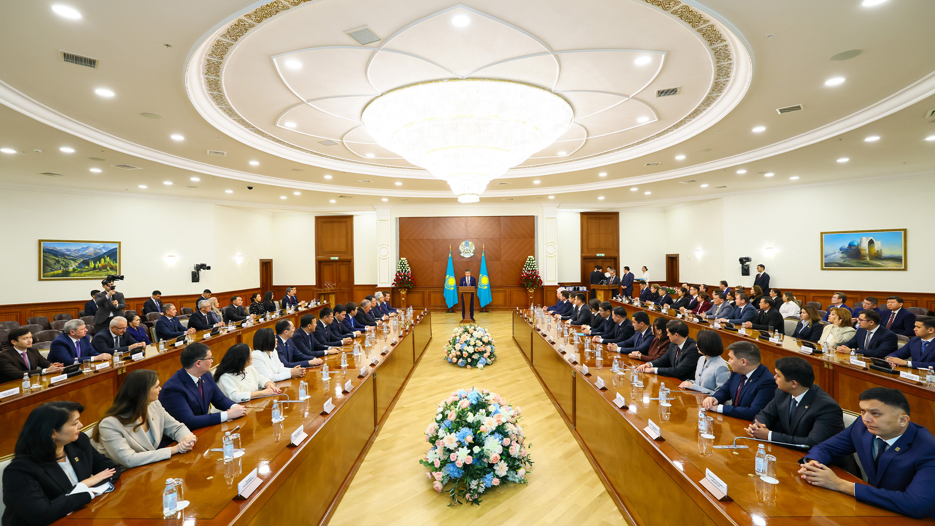 Республика күні қарсаңында Үкіметте мемлекеттік наградалар табысталды